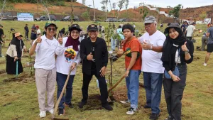 Kepala Otorita Ibu Kota Nusantara, Basuki Hadimuljono, berfoto bersama Rektor Universitas Balikpapan Isradi Zainal, keluarga, dan masyarakat usai kegiatan penanaman pohon di kawasan IKN Nusantara, Balikpapan, Kalimantan Timur, 1 Januari 2026. Momentum ini menegaskan komitmen Otorita IKN dalam membangun budaya penghijauan dan kolaborasi publik untuk mewujudkan IKN sebagai kota hijau dan berkelanjutan.